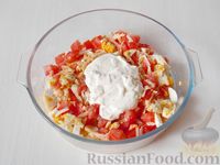 Фото приготовления рецепта: Салат с помидором, сыром, яйцом и зеленью - шаг №8