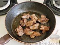Фото приготовления рецепта: Салат с куриной печенью и помидорами - шаг №3