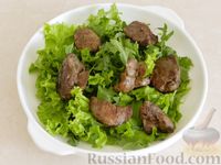 Фото приготовления рецепта: Салат с куриной печенью и помидорами - шаг №8