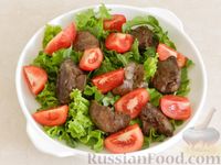 Фото приготовления рецепта: Салат с куриной печенью и помидорами - шаг №9