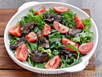 Фото к рецепту: Салат с куриной печенью и помидорами