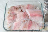 Фото приготовления рецепта: Рыба, запеченная  со шпинатом и помидорами, с рисом - шаг №8