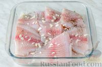 Фото приготовления рецепта: Рыба, запеченная  со шпинатом и помидорами, с рисом - шаг №12