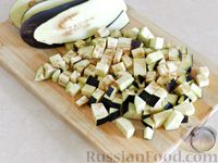 Фото приготовления рецепта: Салат с курицей, баклажанами, помидорами и болгарским перцем - шаг №4