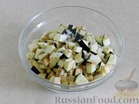 Фото приготовления рецепта: Салат с курицей, баклажанами, помидорами и болгарским перцем - шаг №5