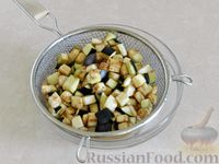 Фото приготовления рецепта: Салат с курицей, баклажанами, помидорами и болгарским перцем - шаг №6