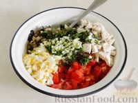 Фото приготовления рецепта: Салат с курицей, баклажанами, помидорами и болгарским перцем - шаг №15