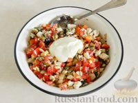 Фото приготовления рецепта: Салат с курицей, баклажанами, помидорами и болгарским перцем - шаг №16
