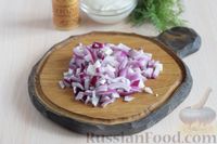 Фото приготовления рецепта: Салат из яиц с луком и укропом - шаг №2