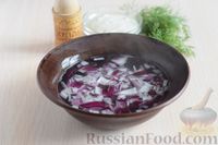 Фото приготовления рецепта: Салат из яиц с луком и укропом - шаг №3