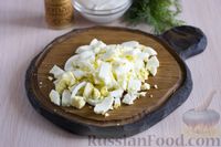 Фото приготовления рецепта: Салат из яиц с луком и укропом - шаг №5