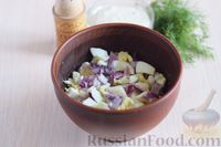 Фото приготовления рецепта: Салат из яиц с луком и укропом - шаг №6