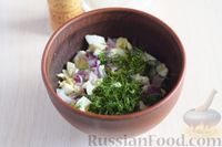 Фото приготовления рецепта: Салат из яиц с луком и укропом - шаг №7