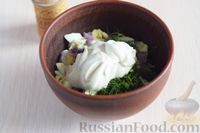 Фото приготовления рецепта: Салат из яиц с луком и укропом - шаг №8