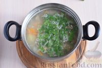 Фото приготовления рецепта: Суп из консервированной скумбрии с картофелем и рисом - шаг №9