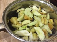 Фото приготовления рецепта: Компот из свежих яблок и малины - шаг №4