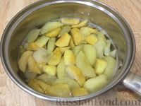 Фото приготовления рецепта: Компот из свежих яблок и малины - шаг №5