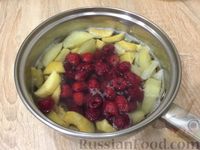 Фото приготовления рецепта: Компот из свежих яблок и малины - шаг №7