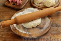 Фото приготовления рецепта: Сырные лепёшки на кефире, с колбасой (на сковороде) - шаг №11