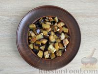 Фото приготовления рецепта: Салат из жареных баклажанов, помидоров и сыра фета - шаг №6