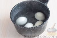 Фото приготовления рецепта: Салат с консервированной рыбой, яйцами и огурцами - шаг №2