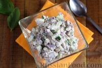 Фото приготовления рецепта: Салат с консервированной рыбой, яйцами и огурцами - шаг №10