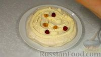 Фото приготовления рецепта: Торт "Павлова" из безе со взбитыми сливками и ягодами - шаг №9