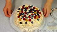 Фото приготовления рецепта: Торт "Павлова" из безе со взбитыми сливками и ягодами - шаг №11