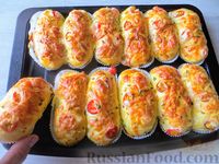 Фото к рецепту: Сырные булочки с помидорами и зелёным луком