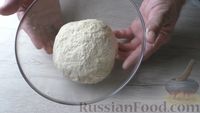 Фото приготовления рецепта: Сырные булочки с помидорами и зелёным луком - шаг №4