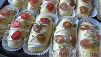 Фото приготовления рецепта: Сырные булочки с помидорами и зелёным луком - шаг №13