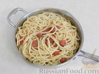 Фото приготовления рецепта: Макароны с колбасками в томатном соусе - шаг №11