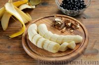 Фото приготовления рецепта: Бананово-черничный смузи с мороженым и орехами - шаг №2