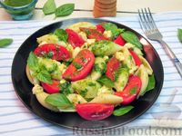 Фото к рецепту: Салат с помидорами, пастой и брынзой