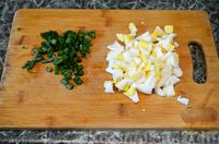 Фото приготовления рецепта: Салат с мидиями, рисом, кукурузой и яйцами - шаг №3
