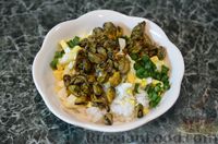 Фото приготовления рецепта: Салат с мидиями, рисом, кукурузой и яйцами - шаг №5