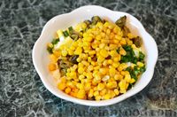 Фото приготовления рецепта: Салат с мидиями, рисом, кукурузой и яйцами - шаг №6