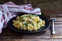 Фото приготовления рецепта: Салат с мидиями, рисом, кукурузой и яйцами - шаг №8