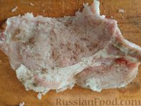 Фото приготовления рецепта: Жареная свиная отбивная на кости - шаг №3
