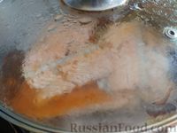 Фото приготовления рецепта: Уха по-фински с  семгой и сливками - шаг №3