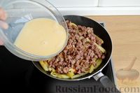 Фото приготовления рецепта: Картофельная запеканка с фаршем (на сковороде) - шаг №11