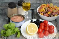 Фото приготовления рецепта: Салат с макаронами, тунцом, помидорами и маслинами - шаг №1