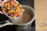 Фото приготовления рецепта: Салат с макаронами, тунцом, помидорами и маслинами - шаг №2