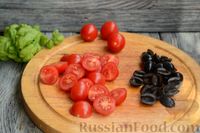 Фото приготовления рецепта: Салат с макаронами, тунцом, помидорами и маслинами - шаг №3