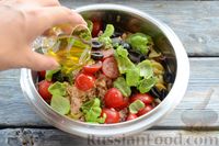 Фото приготовления рецепта: Салат с макаронами, тунцом, помидорами и маслинами - шаг №8