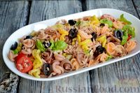 Фото приготовления рецепта: Салат с макаронами, тунцом, помидорами и маслинами - шаг №10
