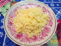 Фото приготовления рецепта: Сырный омлет-рулет - шаг №4