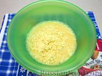 Фото приготовления рецепта: Сырный омлет-рулет - шаг №5