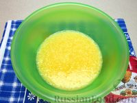 Фото приготовления рецепта: Сырный омлет-рулет - шаг №6