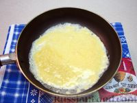 Фото приготовления рецепта: Сырный омлет-рулет - шаг №7